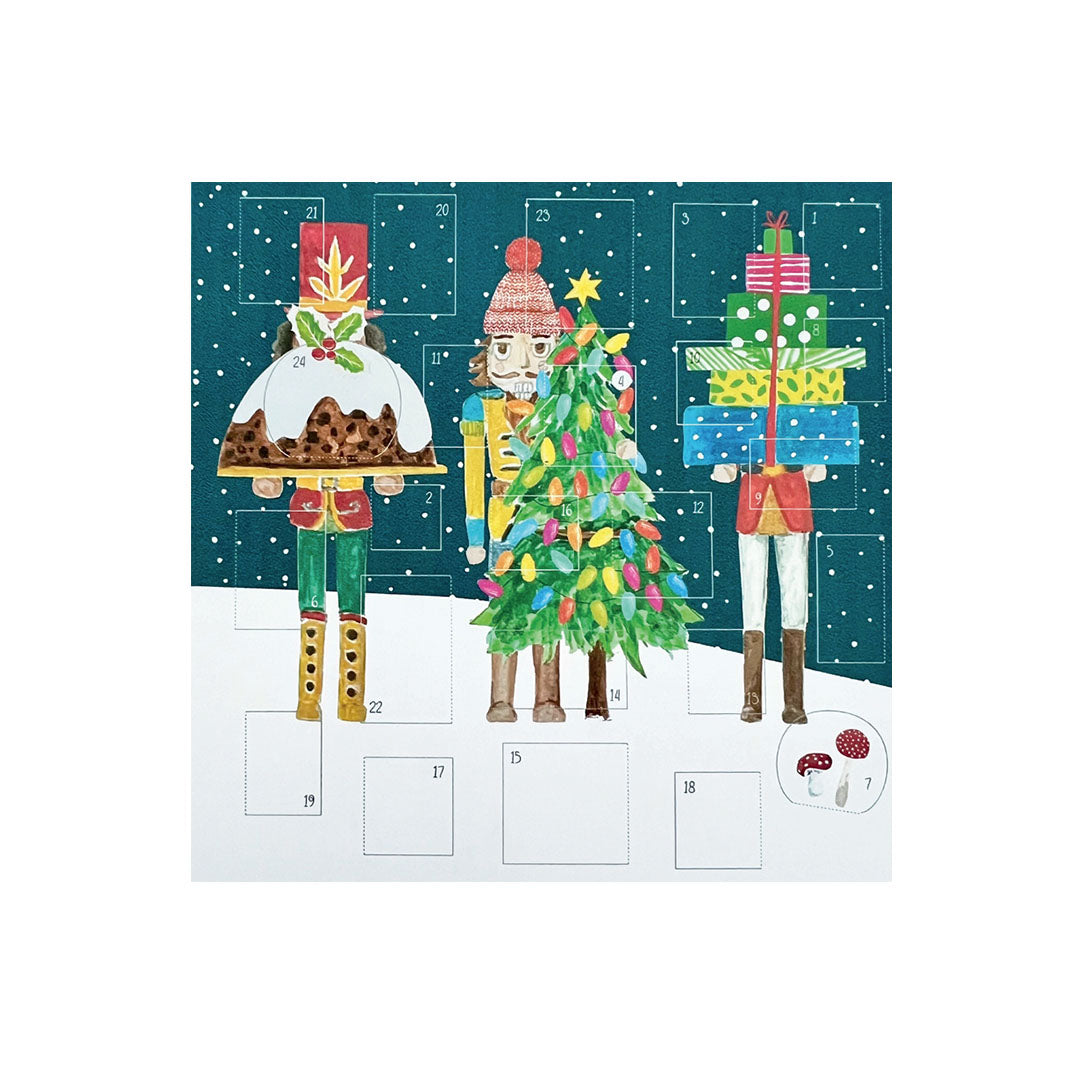 Aquarell-Illustration auf dunklem, schneebedecktem Hintergrund mit drei Nussknacker-Figuren im Schnee. Links hält eine Figur einen Weihnachtskuchen, in der Mitte steht ein bunt geschmückter Tannenbaum mit Lichterkette, und rechts trägt eine Figur einen hohen Stapel bunter Geschenke. Die Szene ist als Adventskalender mit nummerierten Türchen von 1 bis 24 eingera