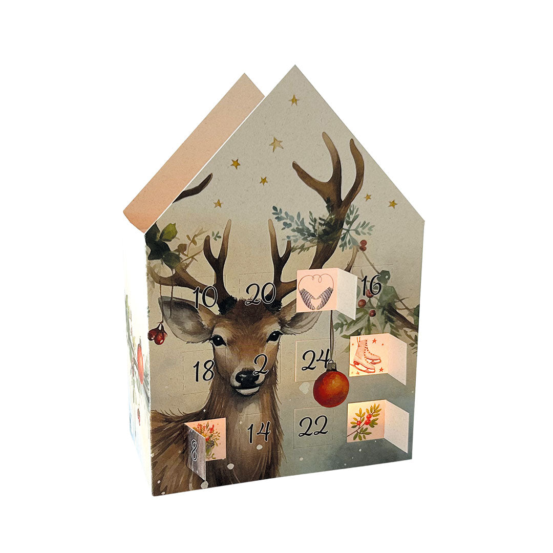 Faltbares Adventskalender-Teelichthaus mit einem gezeichneten Hirschkopf im Winterwald, verziert mit Sternen und weihnachtlichen Elementen.