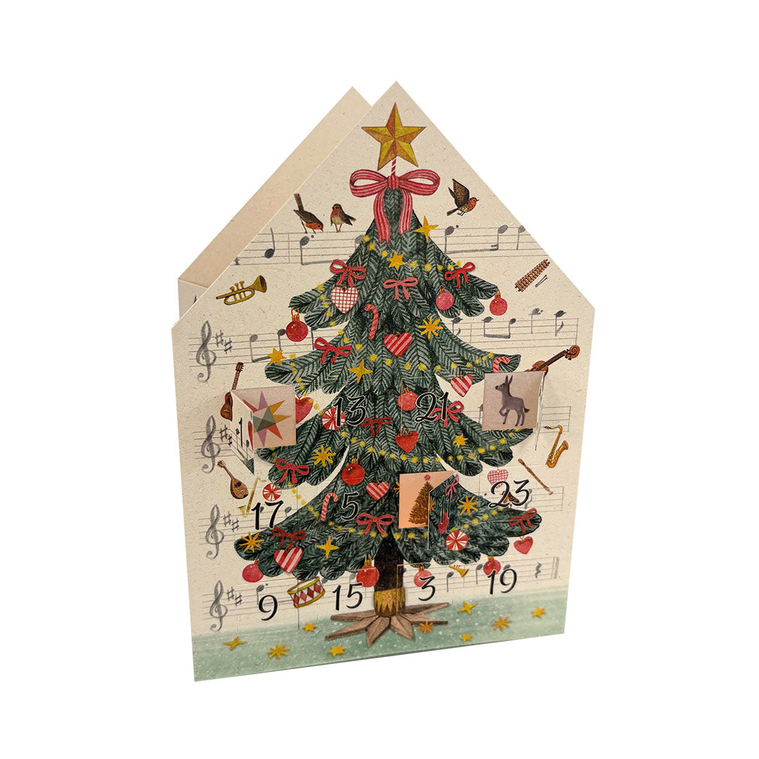Adventskalender-Windlicht-Haus mit einem Weihnachtsbaum-Motiv vor einem Hintergrund aus Notenlinien und Musikinstrumenten.