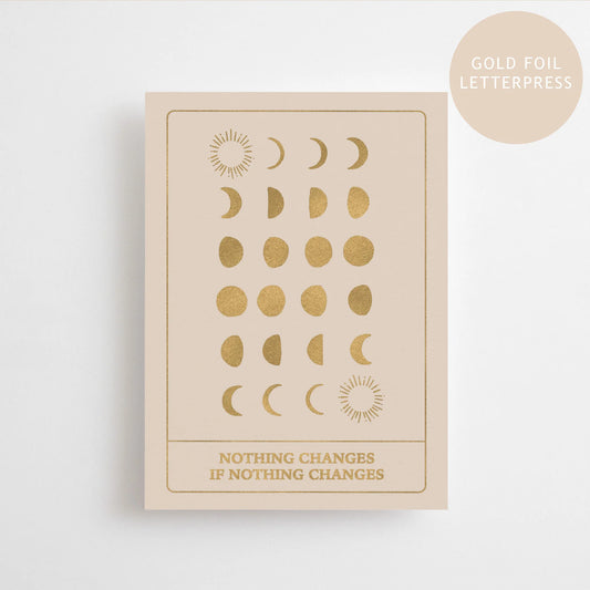 Hochwertige Letterpress-Postkarte von Anna Cosma in Creme mit glänzenden Mondphasen in Goldfolie und dem Spruch Nothing changes if nothing changes.