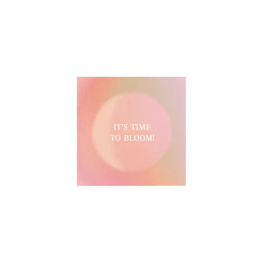 Quadratische Minikarte von Anna Cosma mit der motivierenden Affirmation „IT’S TIME TO BLOOM!“ vor einem runden, leuchtend rosa-beigen Aura-Hintergrund.