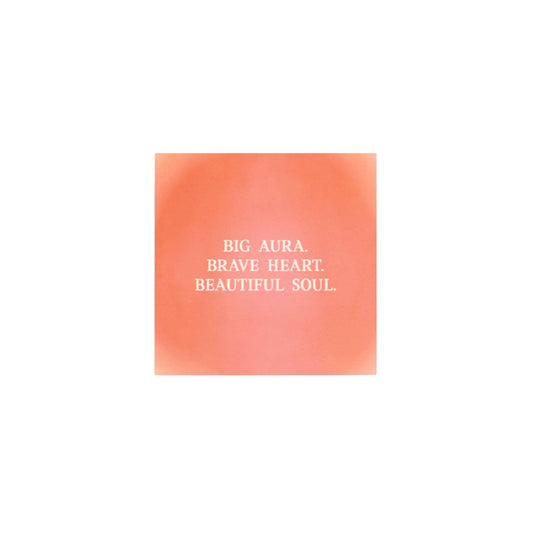 Quadratische Affirmationskarte von Anna Cosma mit der Aufschrift „BIG AURA. BRAVE HEART. BEAUTIFUL SOUL.“ vor einem warmen, terrakotta- und orangefarbenen Hintergrund.