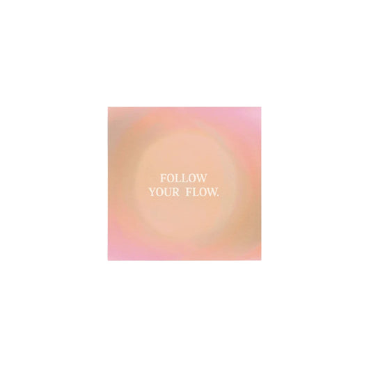 Anna Cosma Minikarte mit der Aufschrift „FOLLOW YOUR FLOW.“ zentriert in einem weichen, kreisförmigen Farbverlauf aus Pastell-Rosa und Beige.