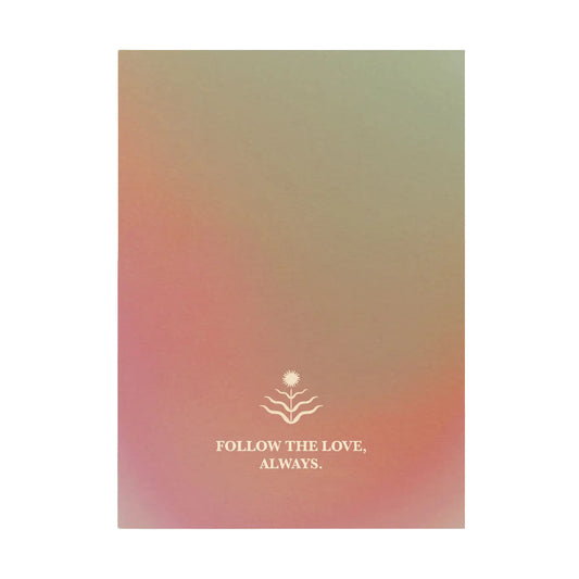 Minimalistische Postkarte von Anna Cosma mit einem sanft fließenden Farbverlauf von Grün zu Terracotta, einem feinen Pflanzensymbol und dem Text Follow the love, always.
