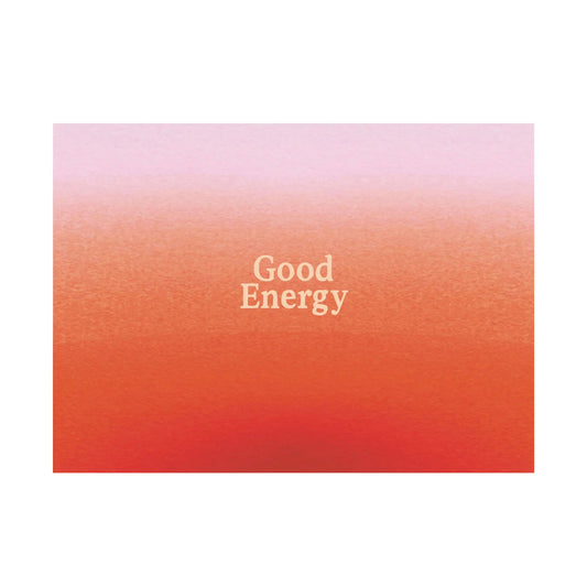 Anna Cosma Postkarte mit warmem Farbverlauf von Rosa zu Orange-Rot und dem zentralen Schriftzug Good Energy.