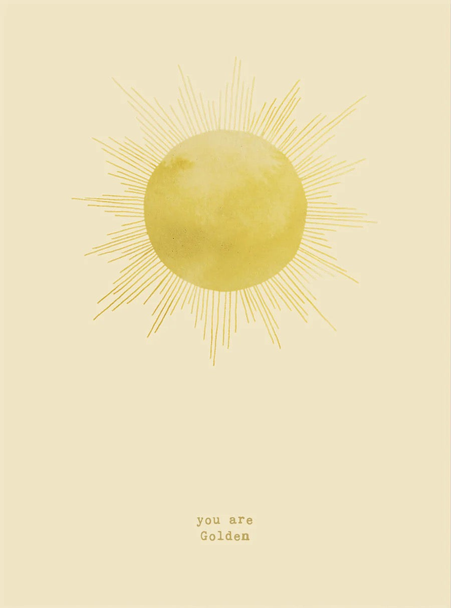 Minimalistischer Kunstdruck von Anna Cosma mit einer großen, gelben Aquarell-Sonne und feinen, handgezeichneten Strahlen auf beigefarbenem Hintergrund. Unten steht der zentrierte Schriftzug „you are Golden“ in einer nostalgischen Schreibmaschinenschrift.