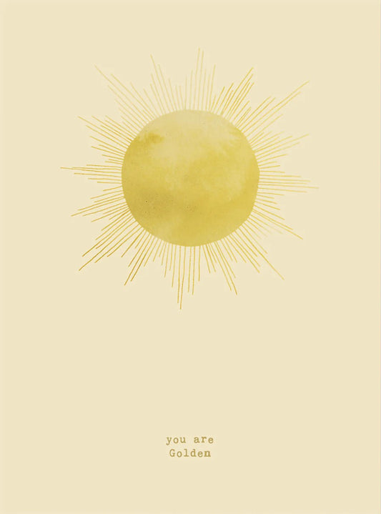 Minimalistischer Kunstdruck von Anna Cosma mit einer großen, gelben Aquarell-Sonne und feinen, handgezeichneten Strahlen auf beigefarbenem Hintergrund. Unten steht der zentrierte Schriftzug „you are Golden“ in einer nostalgischen Schreibmaschinenschrift.