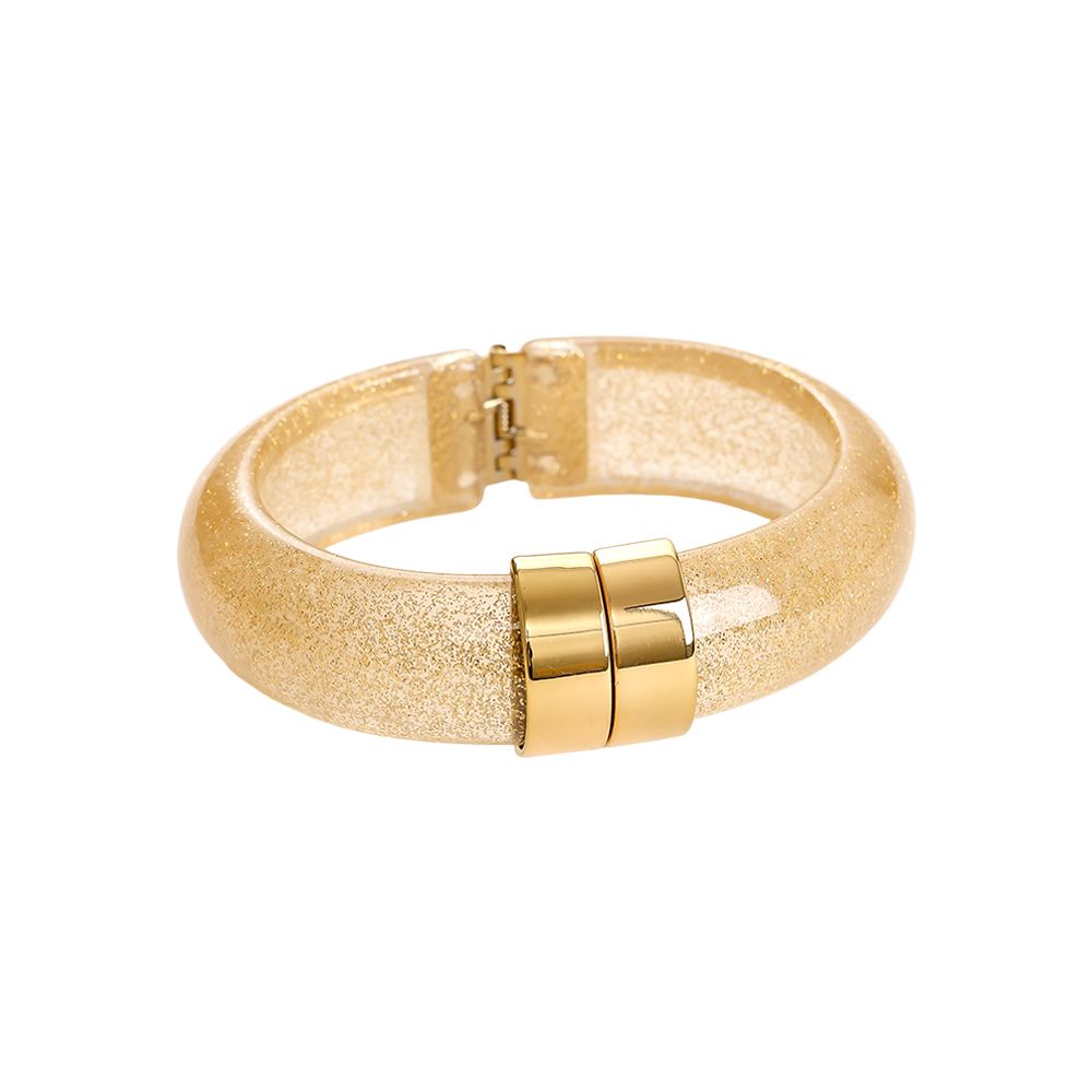 Transparenter champagnerfarbener Armreif mit feinem Goldglitzer und breitem Goldverschluss.