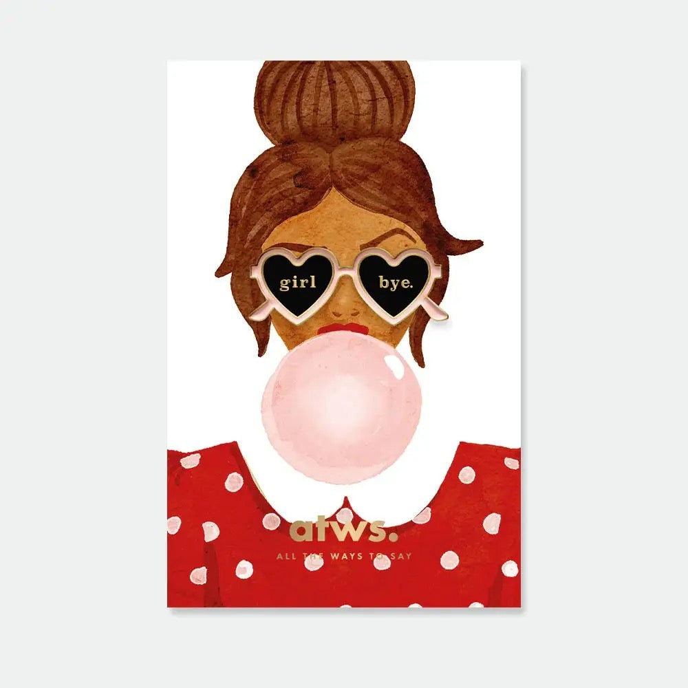Emaille-Pin in Form einer herzförmigen Sonnenbrille, auf deren Gläsern „girl“ und „bye“ steht, präsentiert auf einer Illustration einer Frau mit Kaugummiblase.