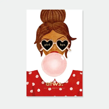 Emaille-Pin in Form einer herzförmigen Sonnenbrille, auf deren Gläsern „girl“ und „bye“ steht, präsentiert auf einer Illustration einer Frau mit Kaugummiblase.