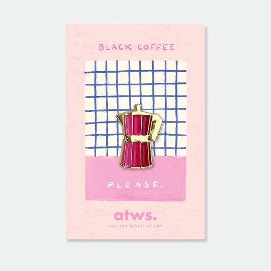 Emaille-Pin einer klassischen Espressokanne (Moka-Pot) in knalligem Pink und Gold vor einem blau-weiß karierten Hintergrund.