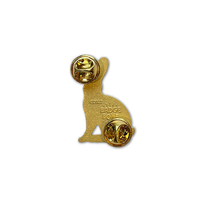 Rückansicht eines goldenen Hasen-Emaille-Pins von Badge Bomb mit zwei Schmetterlingsverschlüssen und eingeprägtem Logo 'Badge Bomb 2022'.
