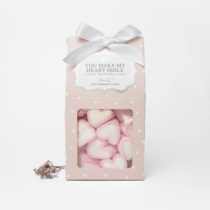 Rosa Geschenkbox mit Marshmallow-Herzen, weißer Schleife und Aufschrift „You make my heart smile“