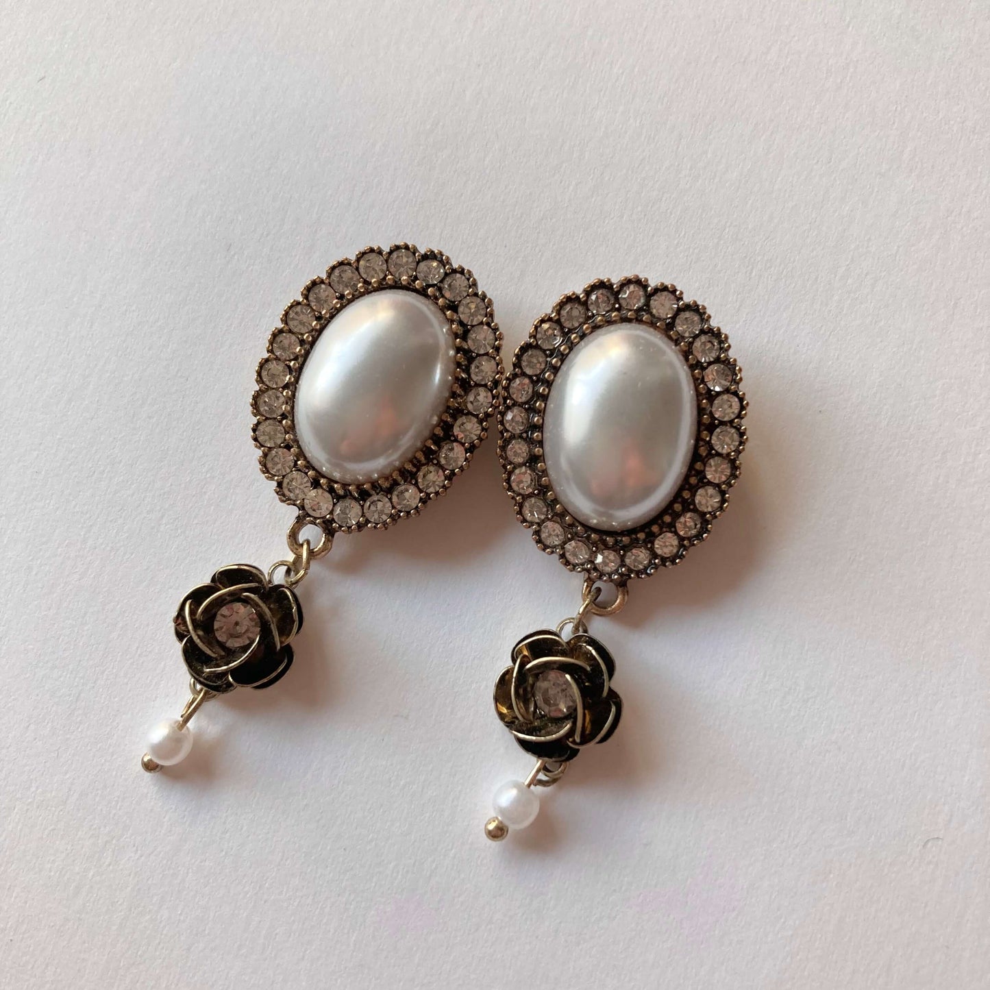 Vintage-Ohrhänger mit ovaler weißer Perle, Kristall-Umrandung und hängender bronzefarbener Rose.