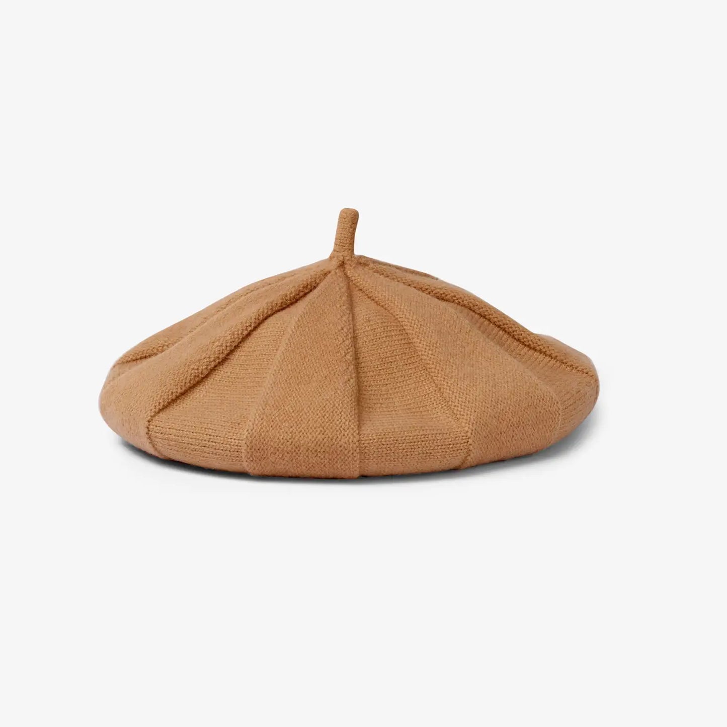 Eine klassische, gestrickte Baskenmütze in warmem Camel-Braun. Die Mütze hat eine strukturierte Segment-Optik mit einem kleinen Stiel an der Oberseite, freigestellt auf weißem Hintergrund.