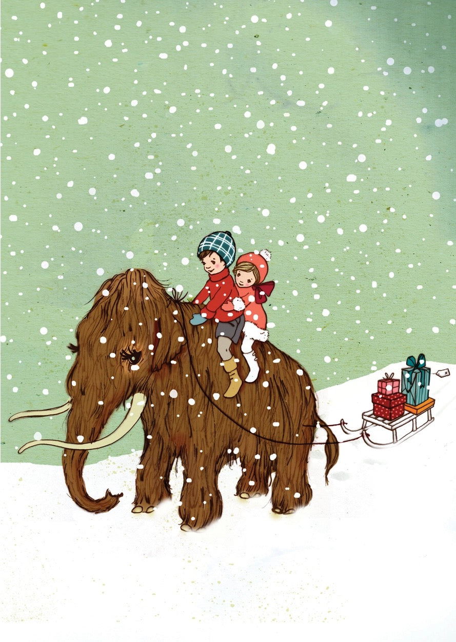 Zwei Kinder in Winterkleidung sitzen auf einem Mammut im Schnee, das eine Schlitten mit Geschenken zieht.