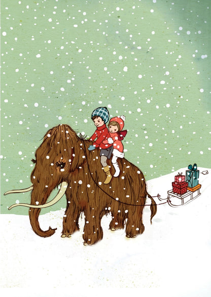 Zwei Kinder in Winterkleidung sitzen auf einem Mammut im Schnee, das eine Schlitten mit Geschenken zieht.