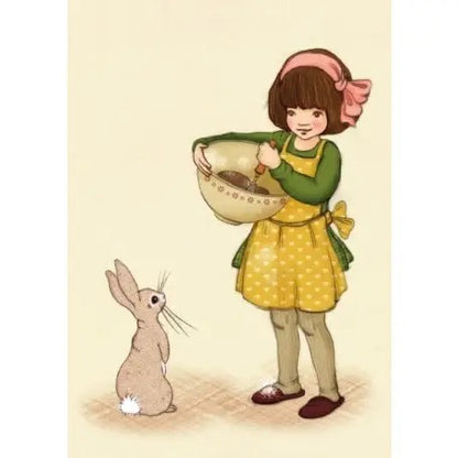 Kind mit gelbem Tupfenschürzchen und rosa Haarband hält eine Schüssel, vor ihm sitzt ein Kaninchen mit weißem Schwanz.