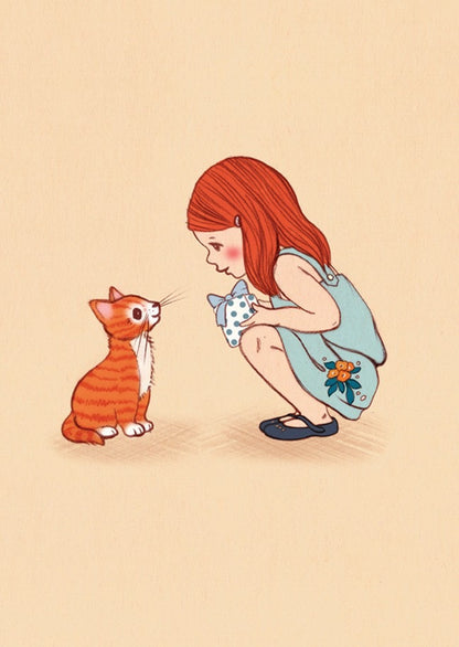 Mädchen mit roten Haaren hockt und hält ein blau gepunktetes Stofftier vor ein orange sitzendes gestreiftes Kätzchen.