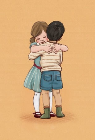Zwei Kinder umarmen sich, das Mädchen trägt ein blaues Kleid und weiße Strümpfe, der Junge eine gestreifte Langarmshirt und blaue Shorts.