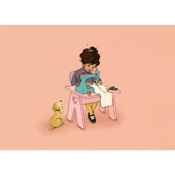 Kind mit dunklen Haaren sitzt an einer Nähmaschine auf einem rosa Hocker mit Herz und näht, neben ihm sitzt ein kleiner Hund.