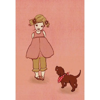 Ein kleines Mädchen mit Zöpfen, das ein ärmelloses Kleid über einer langen Hose trägt, steht vor einem kleinen Hund mit rotem Halstuch mit weißen Punkten.