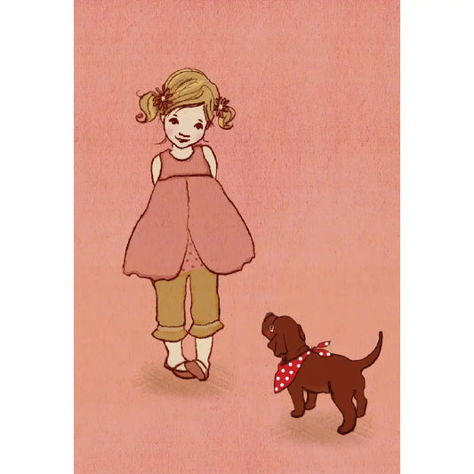 Ein kleines Mädchen mit Zöpfen, das ein ärmelloses Kleid über einer langen Hose trägt, steht vor einem kleinen Hund mit rotem Halstuch mit weißen Punkten.