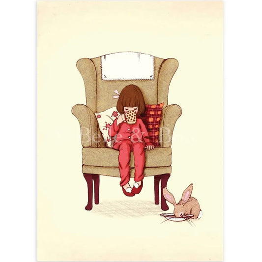 Ein Mädchen in rotem Schlafanzug sitzt in einem Ohrensessel und trinkt aus einer Tasse, neben ihm sitzt ein Kaninchen auf dem Boden.