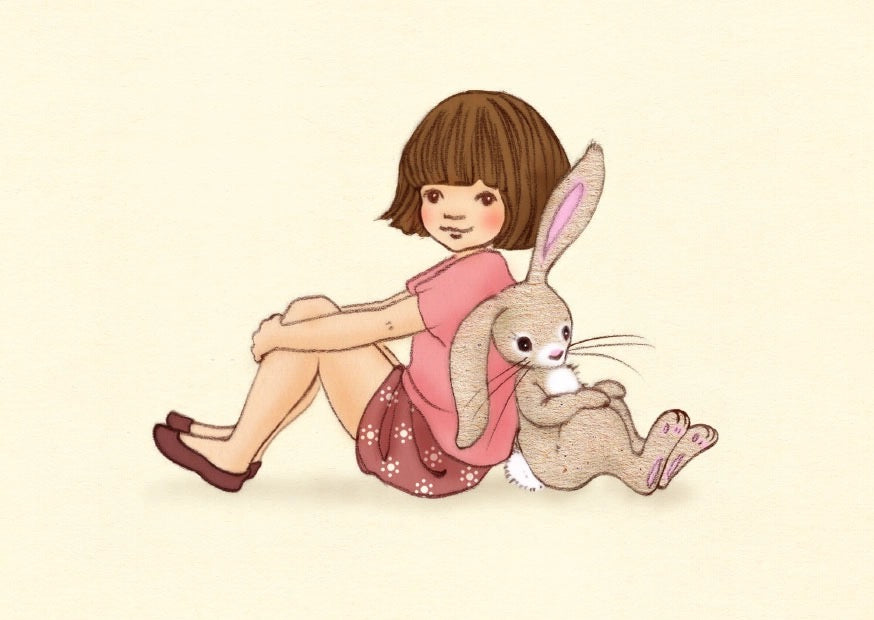 Kind mit kurzem braunem Haar sitzt mit angewinkelten Beinen auf dem Boden und lehnt mit dem Rücken an ein großes Kuscheltier in Form eines Hasen.