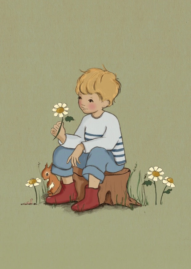 Junge mit roter Gummistiefeln und blauer Hose sitzt auf einem Baumstumpf und hält eine Blume, neben ihm sitzt ein Eichhörnchen.