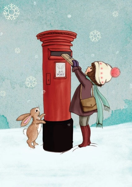 Mädchen mit Winterkleidung wirft Brief in einen roten Briefkasten, neben ihm steht ein Kaninchen im Schnee mit Schneeflocken im Hintergrund.