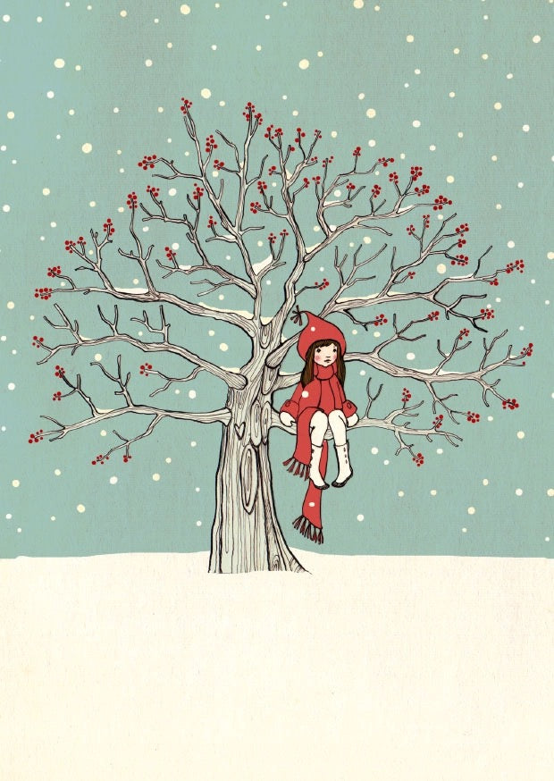 Ein kahler Baum mit roten Beeren im Schnee, auf dessen Ast ein Mädchen in rotem Mantel und Schal sitzt.