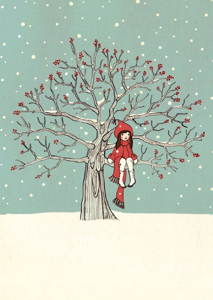 Ein kahler Baum mit roten Beeren im Schnee, auf dessen Ast ein Mädchen in rotem Mantel und Schal sitzt.