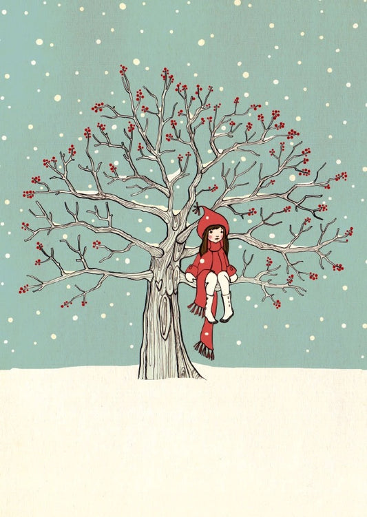 Ein kahler Baum mit roten Beeren im Schnee, auf dessen Ast ein Mädchen in rotem Mantel und Schal sitzt.