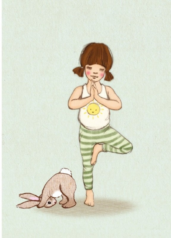 Mädchen mit Zöpfen in grünen gestreiften Leggings und weißem Top mit Sonnenmotiv steht in Baum-Pose, daneben ein nach unten schauendes Kaninchen mit weißen Pfoten und Schwanz.