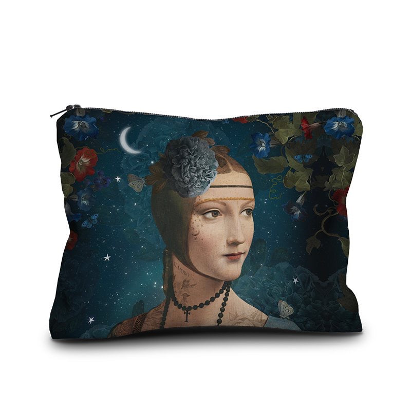 Kosmetiktasche mit Nachthimmel, Mond, Sternen, Blumen und Schmetterlingen und einer Frau als Motiv