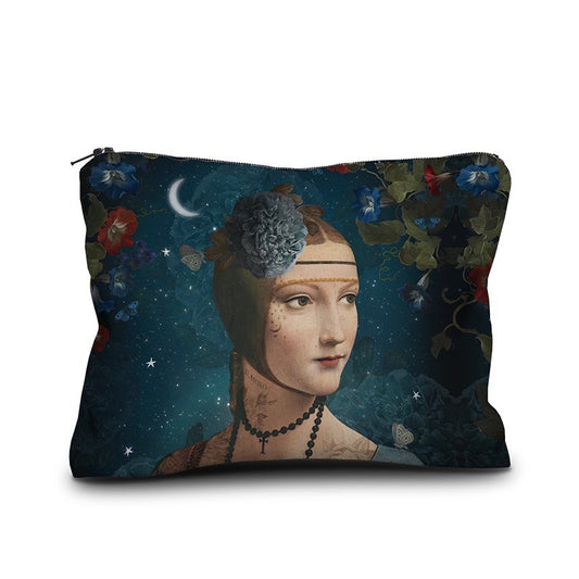 Kosmetiktasche mit Nachthimmel, Mond, Sternen, Blumen und Schmetterlingen und einer Frau als Motiv