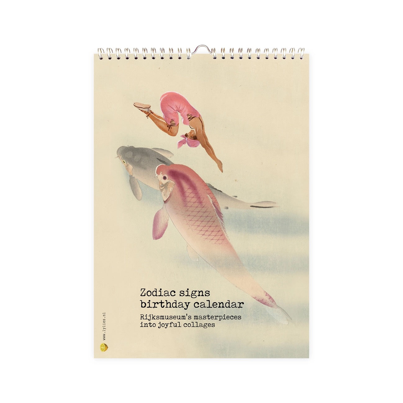 Cover des Lylies Geburtstagskalenders „Zodiac signs birthday calendar“. Die Collage zeigt zwei große japanische Kois in Grau und Rosa, über denen eine Akrobatin in einem pinken Kostüm schwebt. Der Hintergrund ist in einem sanften Cremeton gehalten. Unten steht der Text: „Rijksmuseum's masterpieces into joyful collages“.
