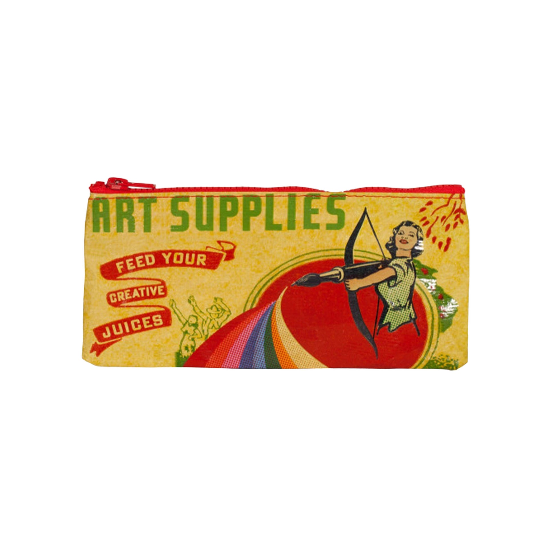 Rechteckiges Schlampermäppchen mit rotem Reißverschluss. Das Design im Retro-Stil zeigt eine Frau, die einen großen Pinsel wie einen Pfeil mit einem Bogen abschießt. Ein Regenbogenfächer folgt dem Pinsel. Links steht der Text „Art Supplies“ in grünen Buchstaben und „Feed your creative juices“ auf roten Bannern.