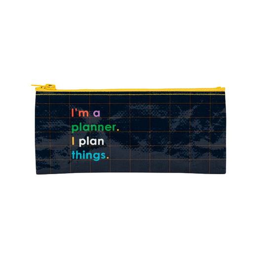 Dunkelblaues Federmäppchen mit gelbem Reißverschluss und Schriftzug 'I'm a planner. I plan things.' in bunten Buchstaben