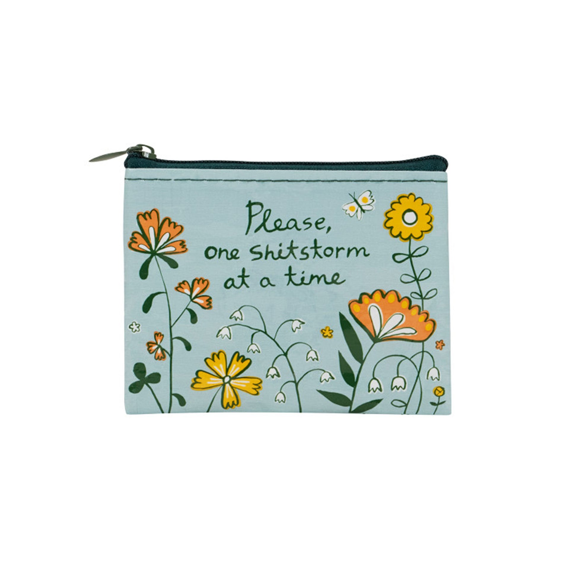 Eine hellblaue Geldbörse, die mit verschiedenen illustrierten Blumen und einem kleinen Schmetterling verziert ist. In der Mitte steht der handgeschriebene Text: „Please, one Shitstorm at a time.“
