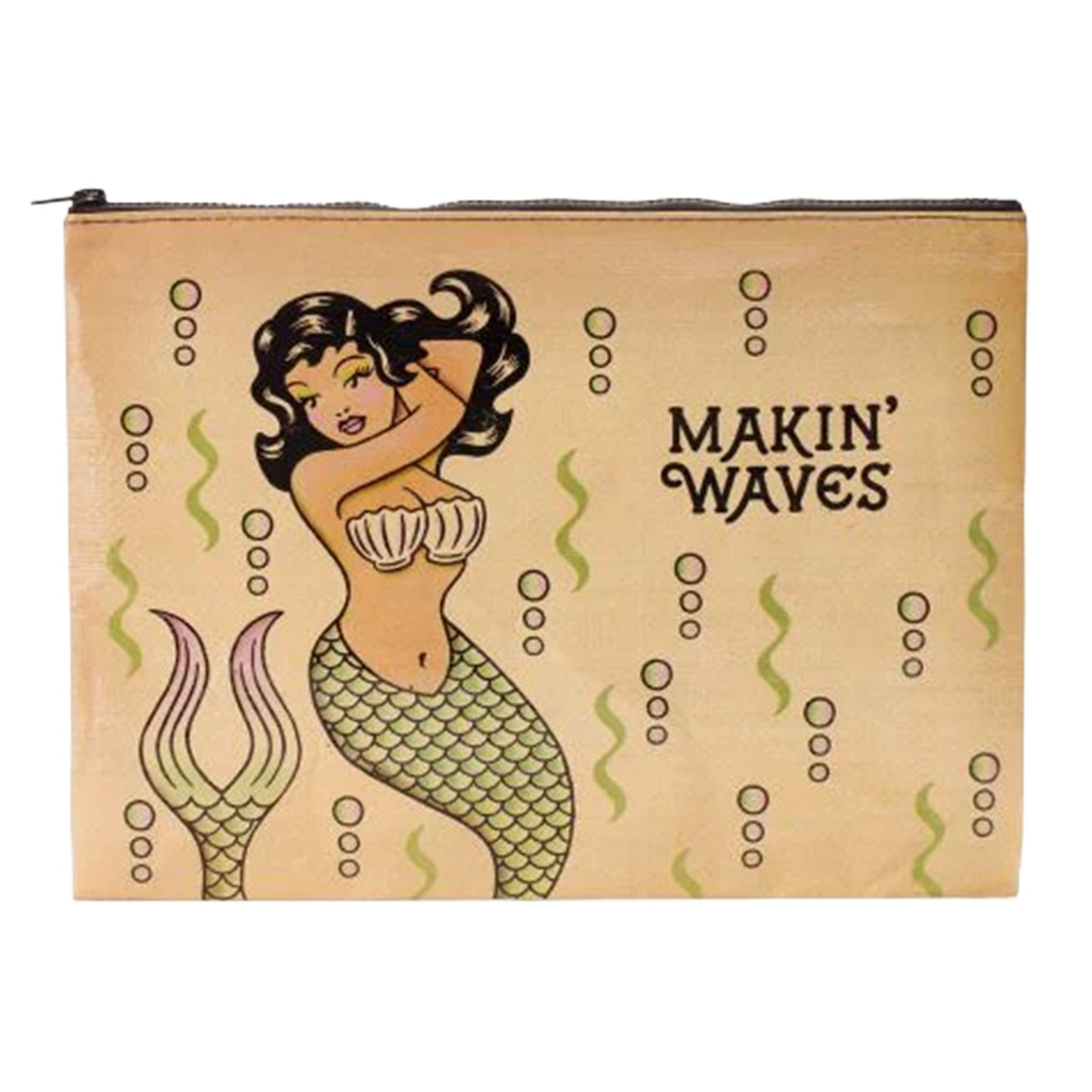 Beigefarbene Blue Q Jumbo Pouch Tasche mit Vintage-Illustration einer Meerjungfrau im Tattoo-Stil, Luftblasen und dem schwarzen Schriftzug 'Makin' Waves'. Reißverschluss an der Oberseite.