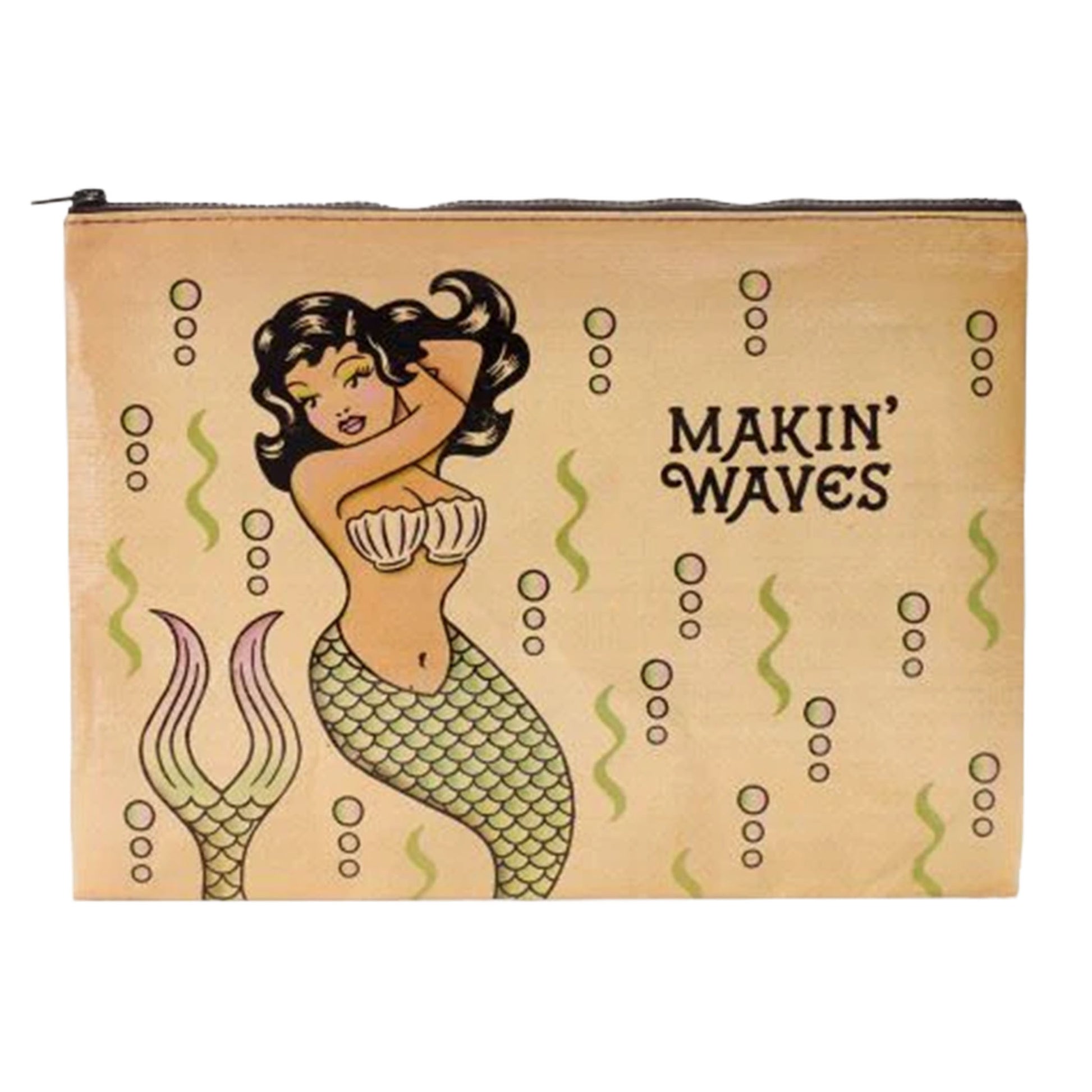 Beigefarbene Blue Q Jumbo Pouch Tasche mit Vintage-Illustration einer Meerjungfrau im Tattoo-Stil, Luftblasen und dem schwarzen Schriftzug 'Makin' Waves'. Reißverschluss an der Oberseite.