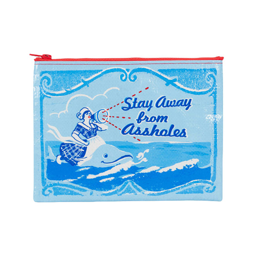Eine rechteckige Reißverschlusstasche in Hellblau mit rotem Reißverschluss. Das Design hat einen dekorativen Rahmen im Vintage-Stil. Die Illustration zeigt eine Frau im Retro-Look mit karierter Schürze und Mütze, die auf einem lächelnden Delphin über Wellen reitet. Sie spricht in ein Megafon, aus dem gestrichelte Linien zum Text rechts führen: „Stay Away from Assholes“ in dunkelblauer Schreibschrift. Im Hintergrund sind stilisierte Wolken zu sehen. Die Textur des recycelten Materials ist sichtbar.