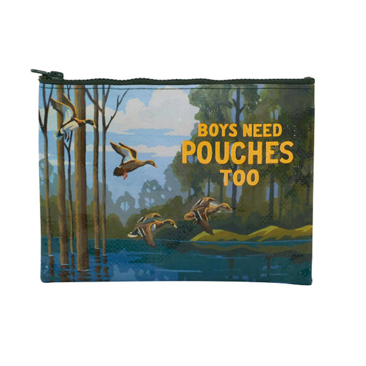 Reißverschlusstasche mit Aufdruck 'Boys need pouches too' und Illustration von fliegenden Enten über einem See mit Bäumen