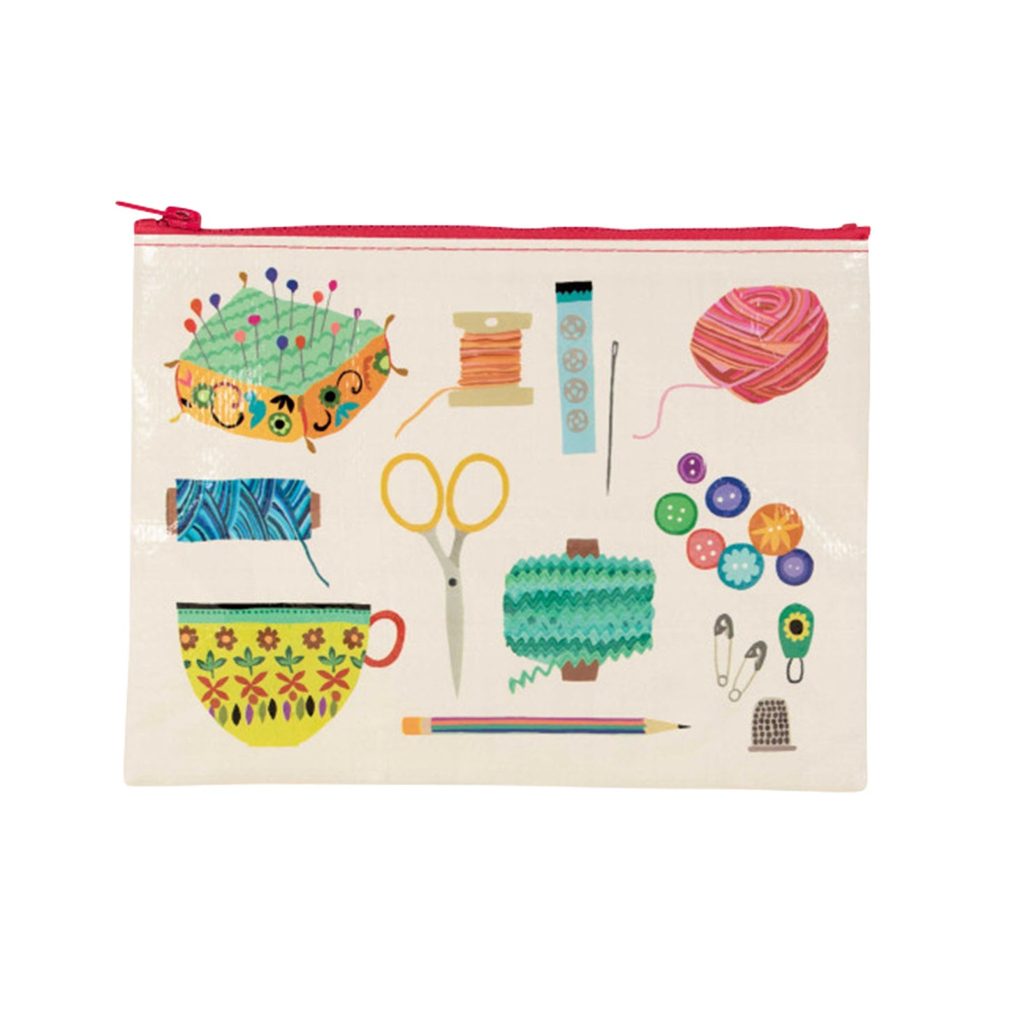 Eine cremefarbene rechteckige Reißverschlusstasche mit rotem Reißverschluss. Die Oberfläche ist mit charmanten, naiven Illustrationen von Nähzubehör bedruckt: ein Nadelkissen mit bunten Stecknadeln, zwei Garnspulen (eine orange, eine blau), eine Schere, ein großer Wollknäuel (pink/lila), ein Knäuel blau-grünen Garns, eine Nähnadel, bunte Knöpfe, Sicherheitsnadeln, ein Fingerhut und ein gemusterter Kaffeebecher. Unten in der Mitte liegt ein Regenbogen-Buntstift.