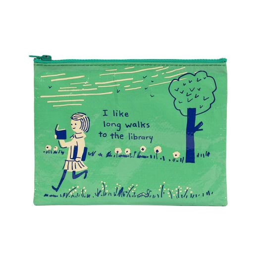 Grüne Tasche mit Reißverschluss, bedruckt mit einer Illustration eines Mädchens, das ein Buch hält, neben einem Baum und dem Text 'I like long walks to the library'