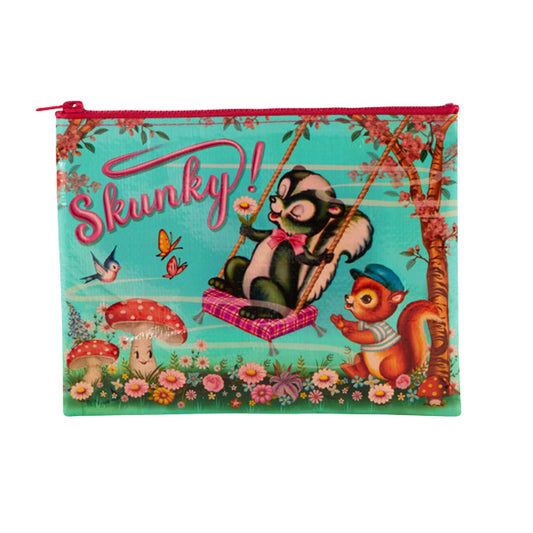 Reißverschlusstasche mit Illustration eines Stinktieres auf einer Schaukel, einem Eichhörnchen, Pilzen und Blumen, Schriftzug 'Skunky!'