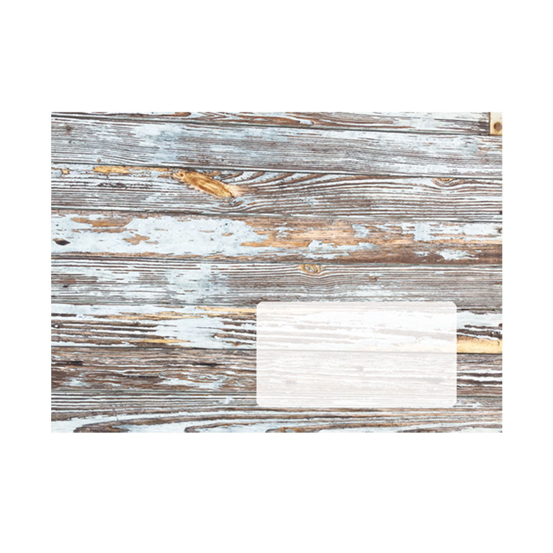 Briefumschlag in rustikaler Holz-Optik, Design mit verwittertem, weiß gestrichenem Holz und Vintage-Textur.