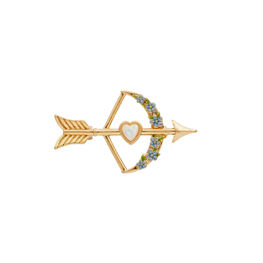 Vergoldete Brosche von Fable England in Form eines Bogens mit Pfeil. Der Bogen ist mit kleinen hellblauen Emaille-Blüten verziert, in der Mitte sitzt ein herzförmiger Stein mit Opal-Effekt. Vergoldete Brosche von Fable England in Form eines Bogens mit Pfeil. Der Bogen ist mit kleinen hellblauen Emaille-Blüten verziert, in der Mitte sitzt ein herzförmiger Stein mit Opal-Effekt.
